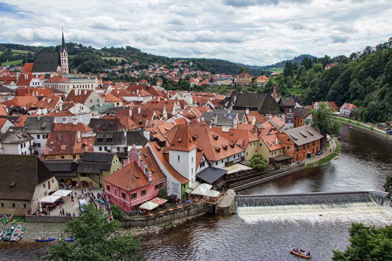 Cesky Krumlov (República Checa): El río Vltava se enrosca como una serpiente en torno a la ciudad y a su espectacular castillo con elementos de los períodos gótico, renacentista y barroco, ya que fue construido por primera vez en el siglo XIII y sufrió ampliaciones durante el siglo XVII. Toda la ciudad es Patrimonio Mundial de la UNESCO que parece sacado de un cuento de hadas.