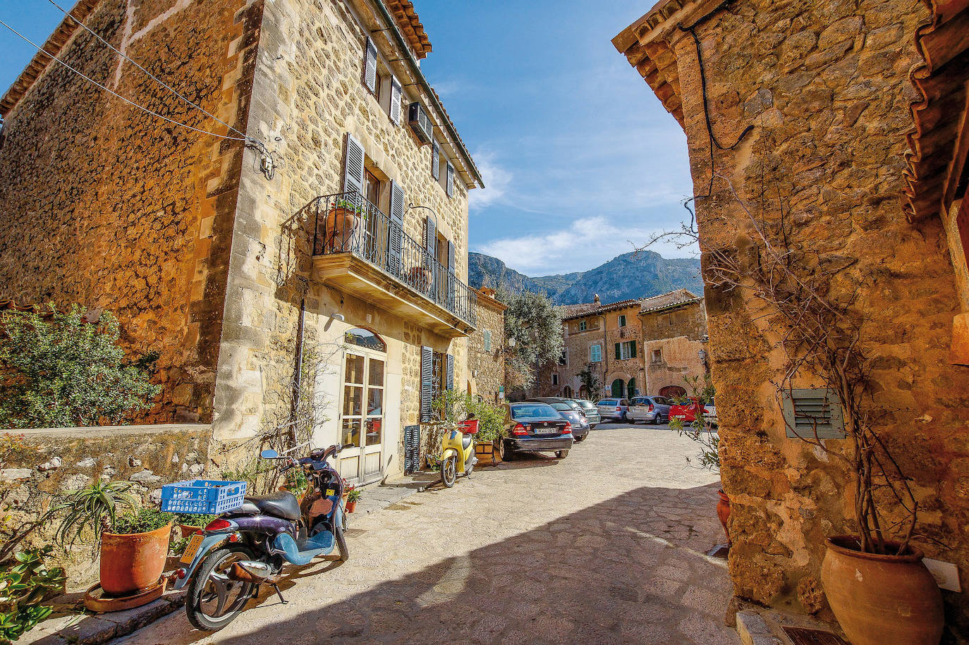 Deia (España): Deia es un pueblo pintoresco muy conocido, como atestiguan los electores de Jetcost.es, ubicado en la cresta norte de la isla, lugar de residencia de escritores, pintores y músicos. Situado en un valle a la sombra de la Serra de Tramuntana, acoge un grupo de casas construidas en piedra con techos de terracota que parecen abrazar la espectacular cordillera.