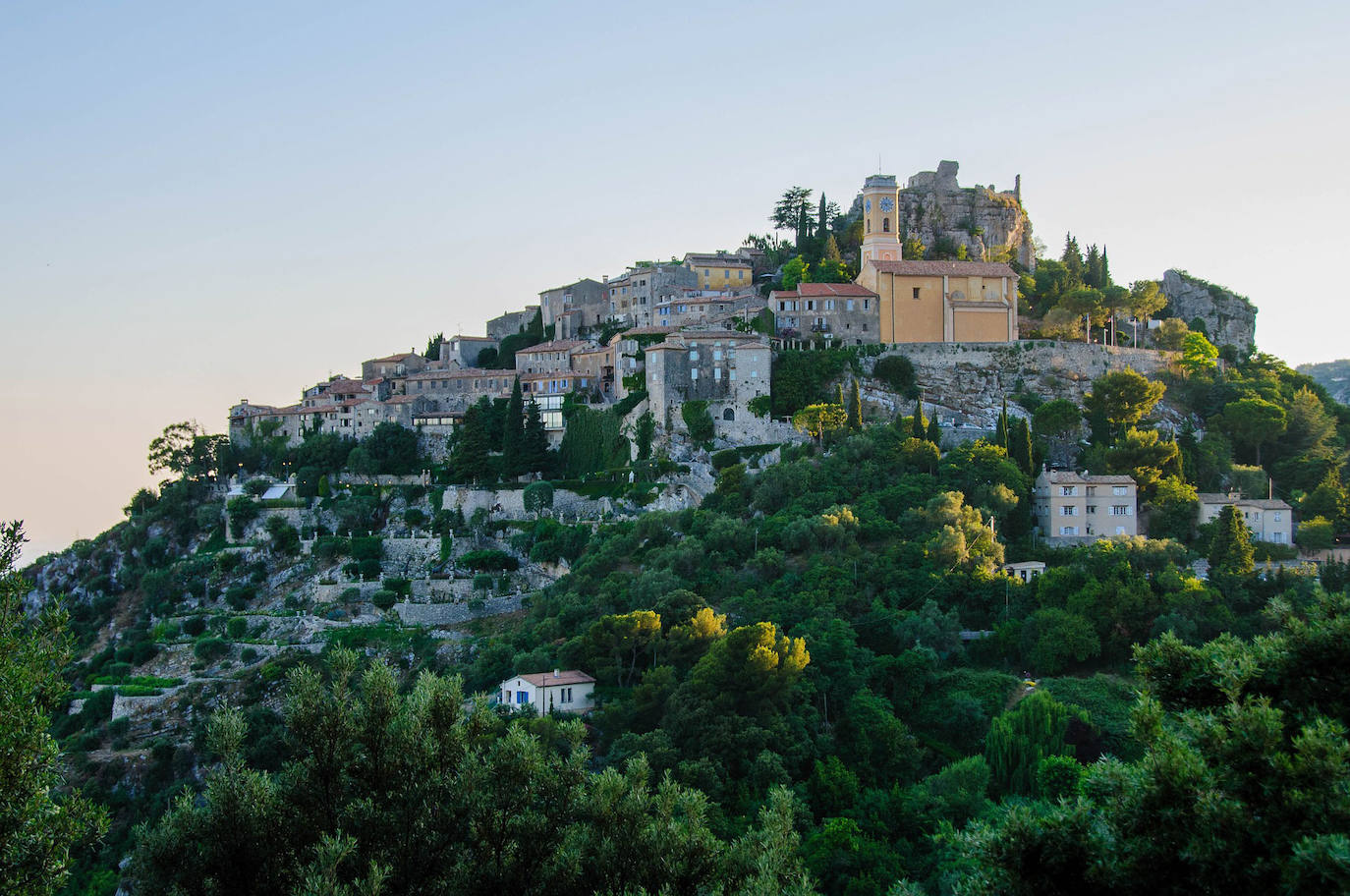 Eze (Francia): El antiguo pueblo de Eze, con sus fabulosas vistas de St Jean-Cap Ferrat, es una alternativa más tradicional al brillo y el glamour de las ciudades turísticas de la Costa Azul. Encaramado en una roca a más de 400 metros sobre el nivel del mar, el mayor interés del pueblo son las ruinas de un castillo del siglo XII, sus calles laberínticas y la hermosa vista de las villas que conducen colina abajo hacia el Mediterráneo.