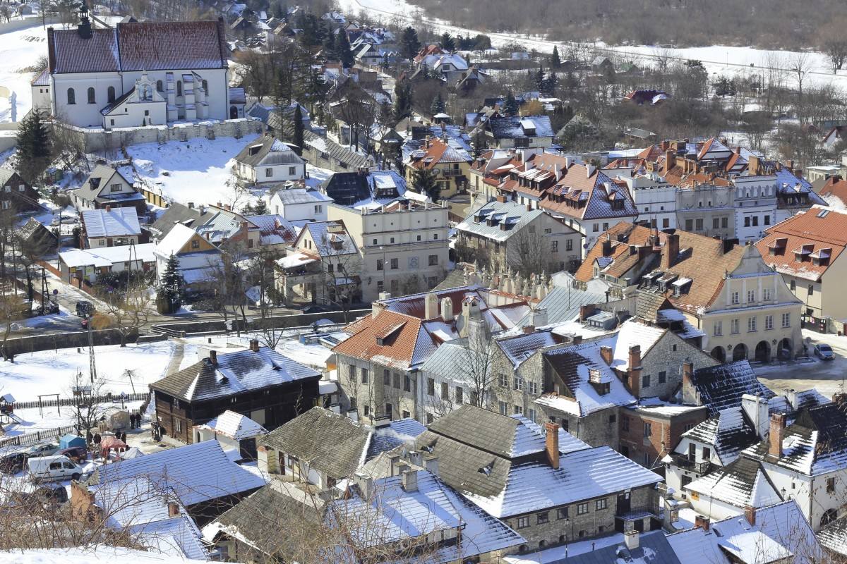 Kazimierz Dolny (Polonia): Esta pequeña ciudad histórica tiene un encanto de antes de la guerra que realmente atrae a las multitudes. Además de las calles adoquinadas, los edificios renacentistas bien conservados y las pintorescas ruinas de un castillo medieval, la ciudad también es conocida por sus magníficas vistas panorámicas de la campiña que la rodea.