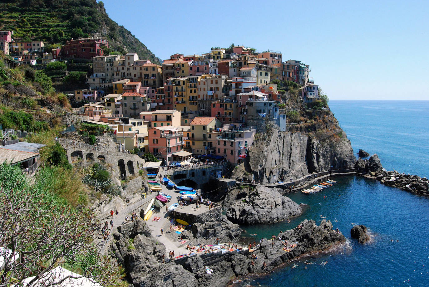 Manarola (Italia): Es uno de los pueblos peatonales más famosas de la región de Cinque Terre, llena de una variedad de vibrantes casas de todos los colores del arco iris talladas en un impenetrable muro de piedra a lo largo de la costa mediterránea. Este encantador pueblo de pescadores es famoso por su fabuloso vino, particularmente Sciacchetra, y las pinturas de Antonio Discovolors, un artista que se enamoró de Manarola y dedicó gran parte de sus obras posteriores a la región.