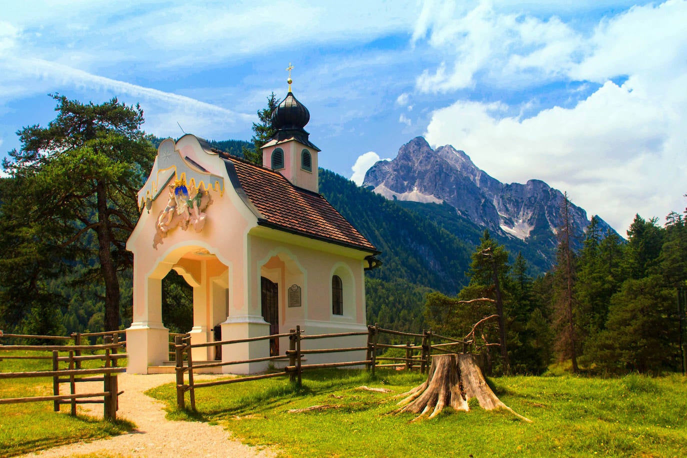 Mittenwald (Alemania): Al estilo bávaro tradicional, tiene casas magníficamente decoradas, fachadas pintadas y remates en punta de las fachadas tallados con adornos. Los edificios pintados son excepcionalmente bonitos, de los que Goethe dijo que eran como un libro de imágenes que cobran vida. Hay quien dice que es el pueblo más bello de los Alpes Bávaros, que ejerce de impresionante telón de fondo. El pueblo es famoso por sus artesanos que construyen violines y uno de ellos, gigantesco, preside una de sus plazas.