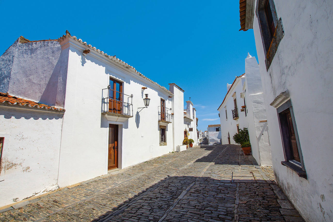 Monsaraz (Portugal): Aislada en cierto modo del resto de Portugal, lo que le da una sensación de total serenidad, el pueblo de Monsaraz se alza sobre el impresionante Valle del Guadiana, con las granjas circundantes a poca distancia. Está completamente rodeado por grandes muros de ladrillo tradicional portugués que se construyeron originalmente en la época medieval para mantener alejados a los intrusos. En la selección realizada por Jetcost.es se valoran dos cosas más sobre Monsaraz: aquí se elaboran magníficos vinos y hay muchas bodegas que visitar y tiene unas espectaculares puestas de sol.