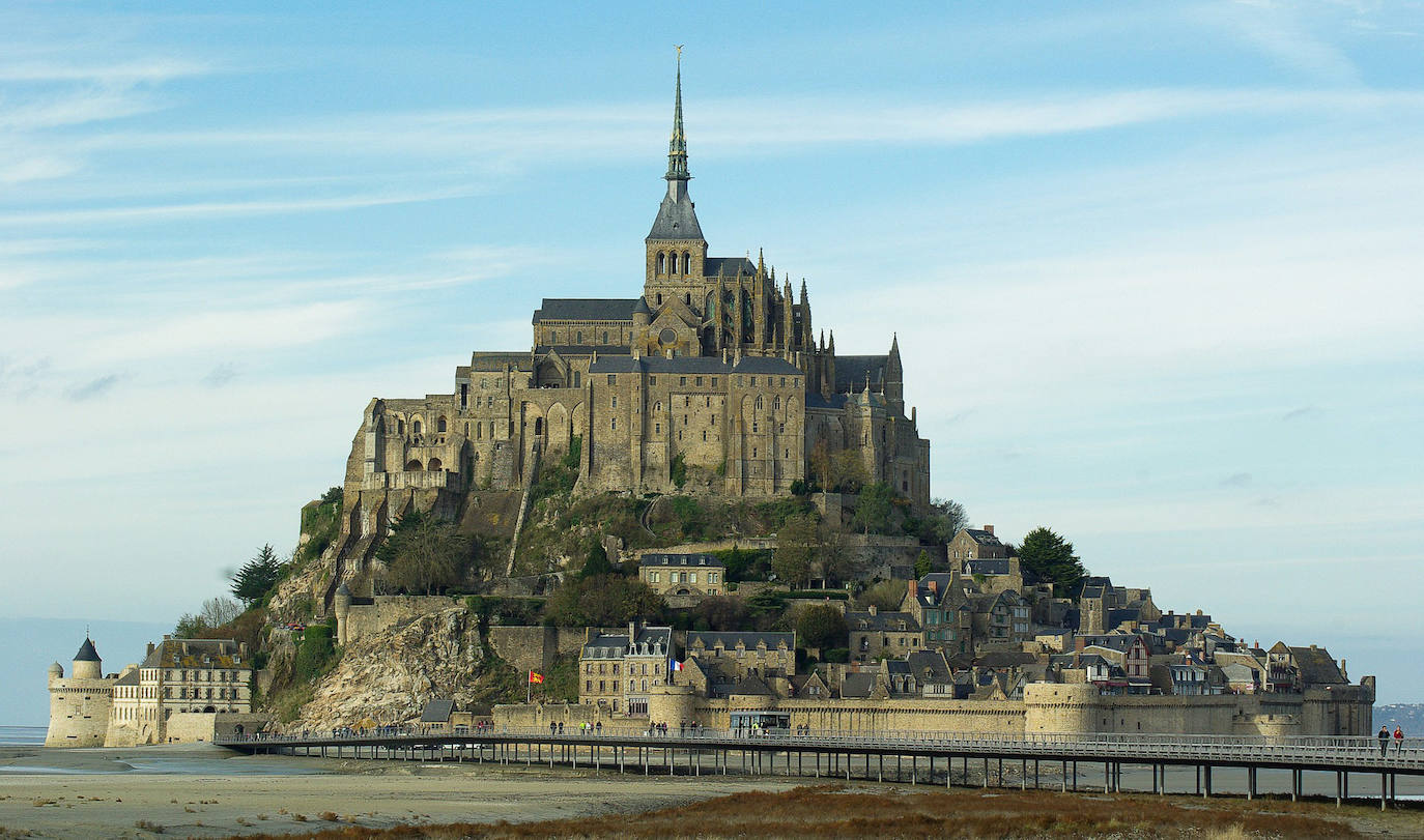 Mont Saint Michel (Francia): Esta ciudad fortificada única en una isla es uno de los monumentos más emblemáticos de Francia y cada año más de tres millones de turistas la visitan. El Mont, como a muchos les gusta llamarlo, también fue catalogado como Patrimonio de la Humanidad por la UNESCO, en especial su bahía. Curiosamente, la isla era accesible solo si había marea baja, pero hoy está conectada al continente por un puente. La principal atracción de la isla es el monasterio benedictino en la cima de la colina de la isla visitado por más de 50.000 peregrinos cada año en el día de San Miguel.