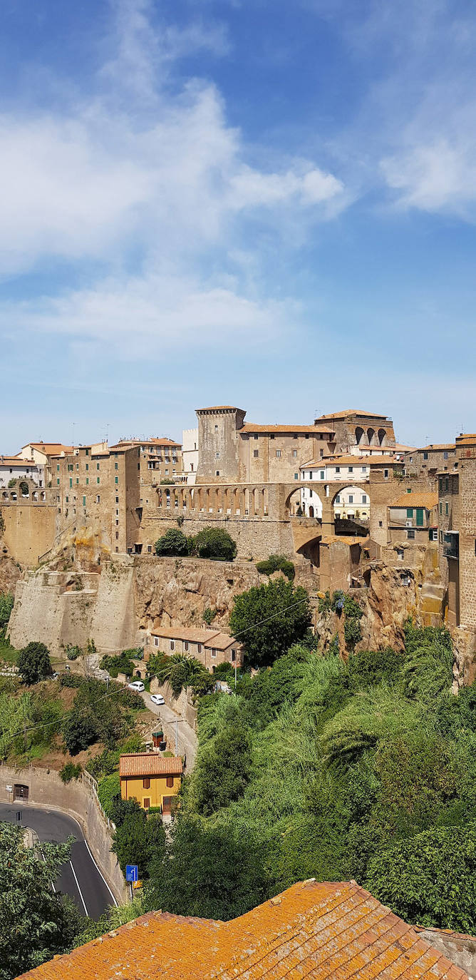 Pitigliano (Italia): Rodeado de bosques y las legendarias colinas de la Toscana se encuentra Pitigliano, una antigua pequeña ciudad construida sobre escarpados acantilados. La ciudad, que data de 1061, está llena de tumbas etruscas, que los lugareños usan para almacenar vino y que están conectadas por una red de cuevas y túneles. Una fortaleza extraordinaria y empinada rodea la comuna, lo que asegura su estatus como una de las ciudades más inusuales y fotogénicas de la zona.