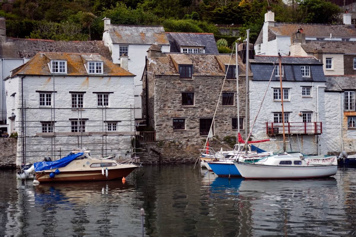 Polperro (Inglaterra): El popular condado de vacaciones de Cornualles está lleno de bonitos pueblos como cajas de bombones, pero quizás el más hermoso y sorprendente sea Polperro. Con sus calles estrechas y sinuosas y cabañas encaramadas en pendientes empinadas con vistas a un pequeño puerto, parece ser la imagen ideal de un pintoresco pueblo de pescadores de Cornualles.