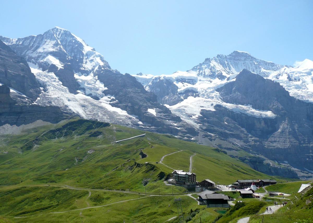 Wengen (Suiza): Wengen es un ejemplo increíblemente perfecto de un pueblo alpino donde los tradicionales chalés de madera se aferran a las laderas del valle de Lauterbrunnen. Parece sacado de un capítulo de Heidi, pero al natural no en dibujo. Es muy turístico en verano y en invierno atrae a tantos esquiadores que su población aumenta casi diez veces.