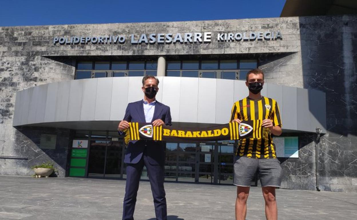 Javi Zorrilla posa junto a Aitor Larrazabal en su presentación frente al Polideportivo Lasesarre 