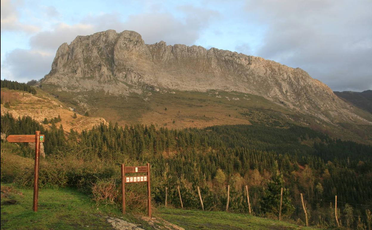 Vista de la mole rocosa de Itxina desde Urigoiti.