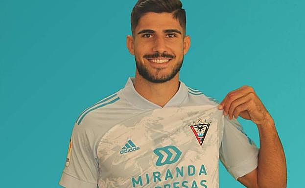 La segunda combina el azul y el blanco. 