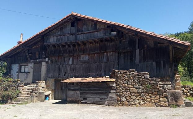 El entramado de madera cubre la fachada del caserío Munekogoikoa. 