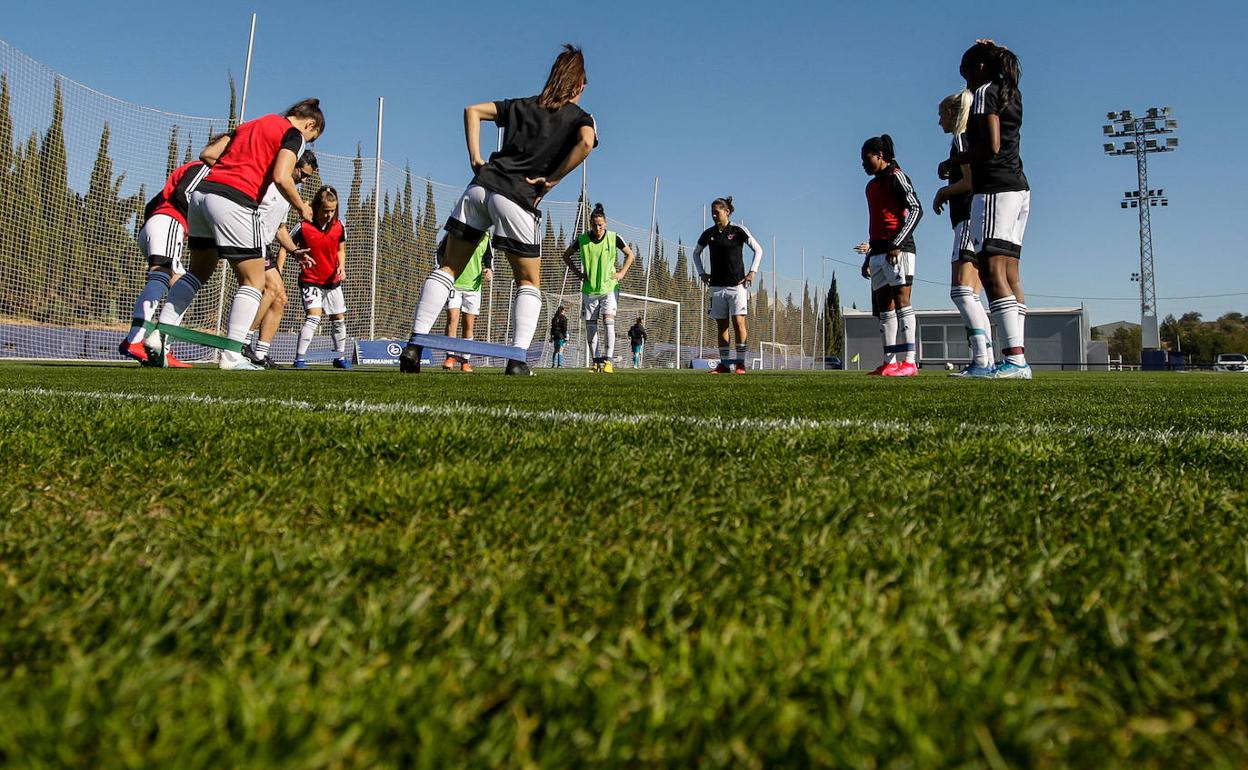 Jugadoras del Levante completando un entrenamiento. 