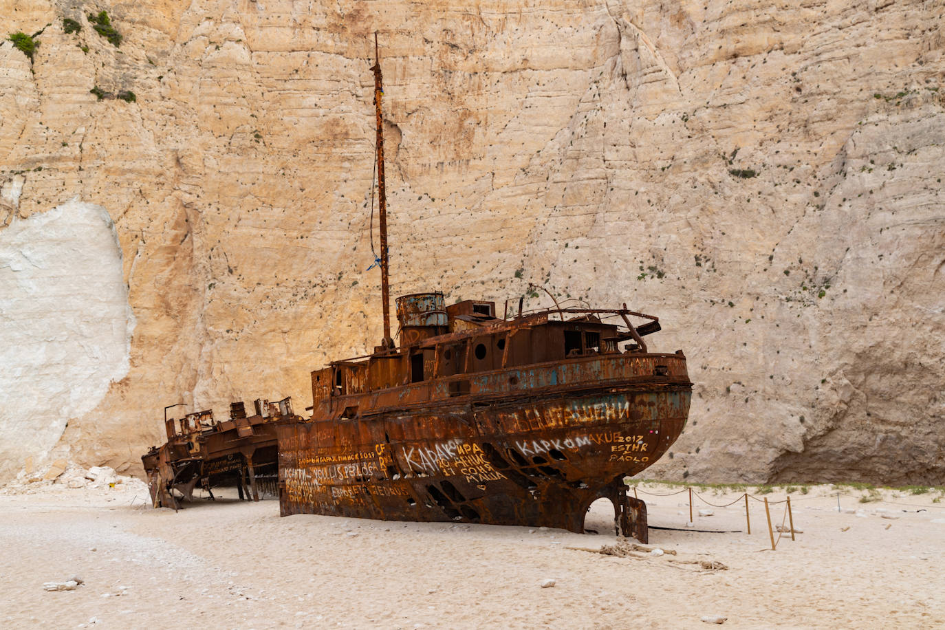 El esqueleto del Panagiotis que domina la bahía permanece ahí, solitario y desvencijado, desde hace más de 30 años, cuando, tras una tormenta, quedó varado para siempre en este lugar. En 1982, en uno de sus viajes por alta mar, el barco (que transportaba tabaco de contrabando) fue sorprendido por una patrulla de la aduana. En la precipitada huida, el barco colisionó con las rocas de la playa. 