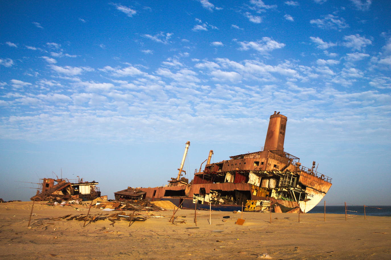 6- Nouadhibou | En la bahía de Nouadhibou, en Mauritania, se encuentra el mayor cementerio de barcos que existe. Alberga en sus costas más de 350 embarcaciones varadas de todas las nacionalidades.