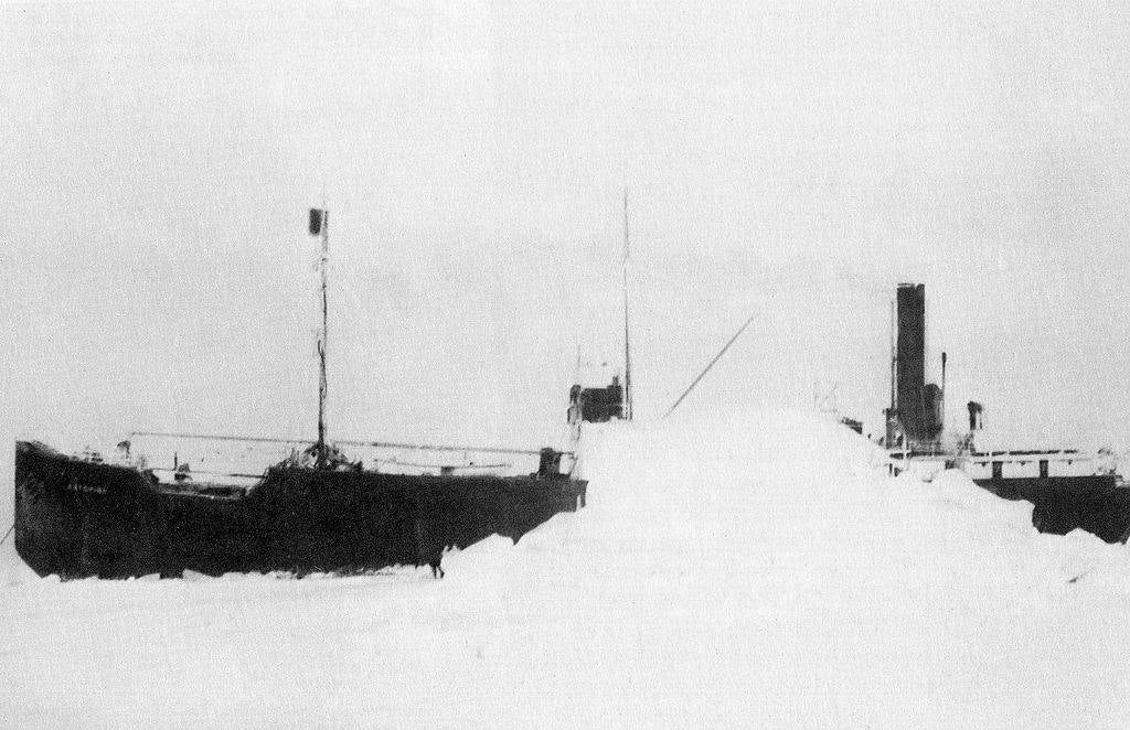 7- Baychimo | El carguero a vela Baychimo, de 1.322 toneladas y 70 metros de eslora, construído en Suecia en 1914, fue una de las primeras embarcaciones que se empleó para el comercio de pieles con las factorías esquimales a lo largo de la Isla Victoria. Es el buque fantasma más longevo con más de 40 años a la deriva. 