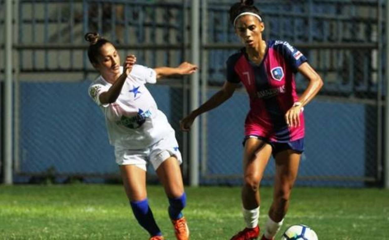 A la derecha, una jugadora del 3B con el balón ante una rival. 