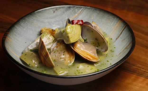 Alcachofas con almejas en salsa verde de La Huerta Vieja.