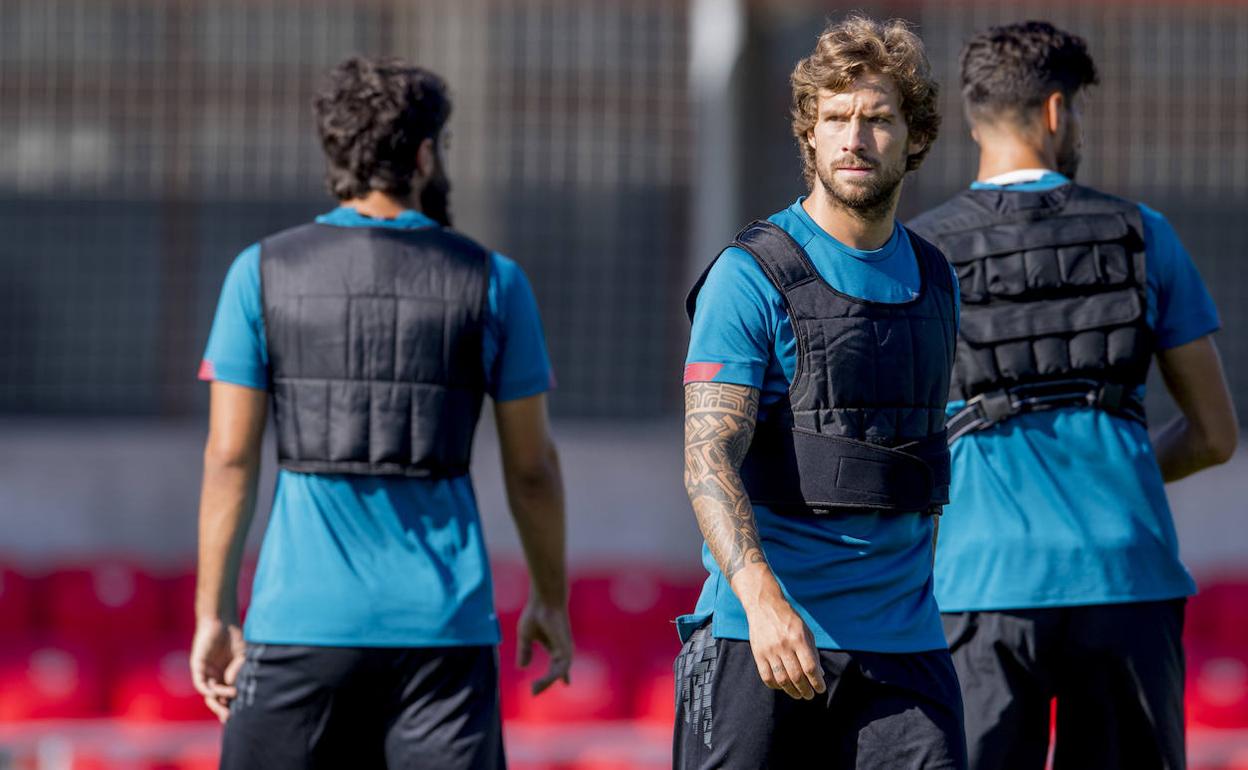 Iñigo Martínez, que lleva unos días con problemas musculares, hizo la mitad del último entrenamiento con el grupo. 