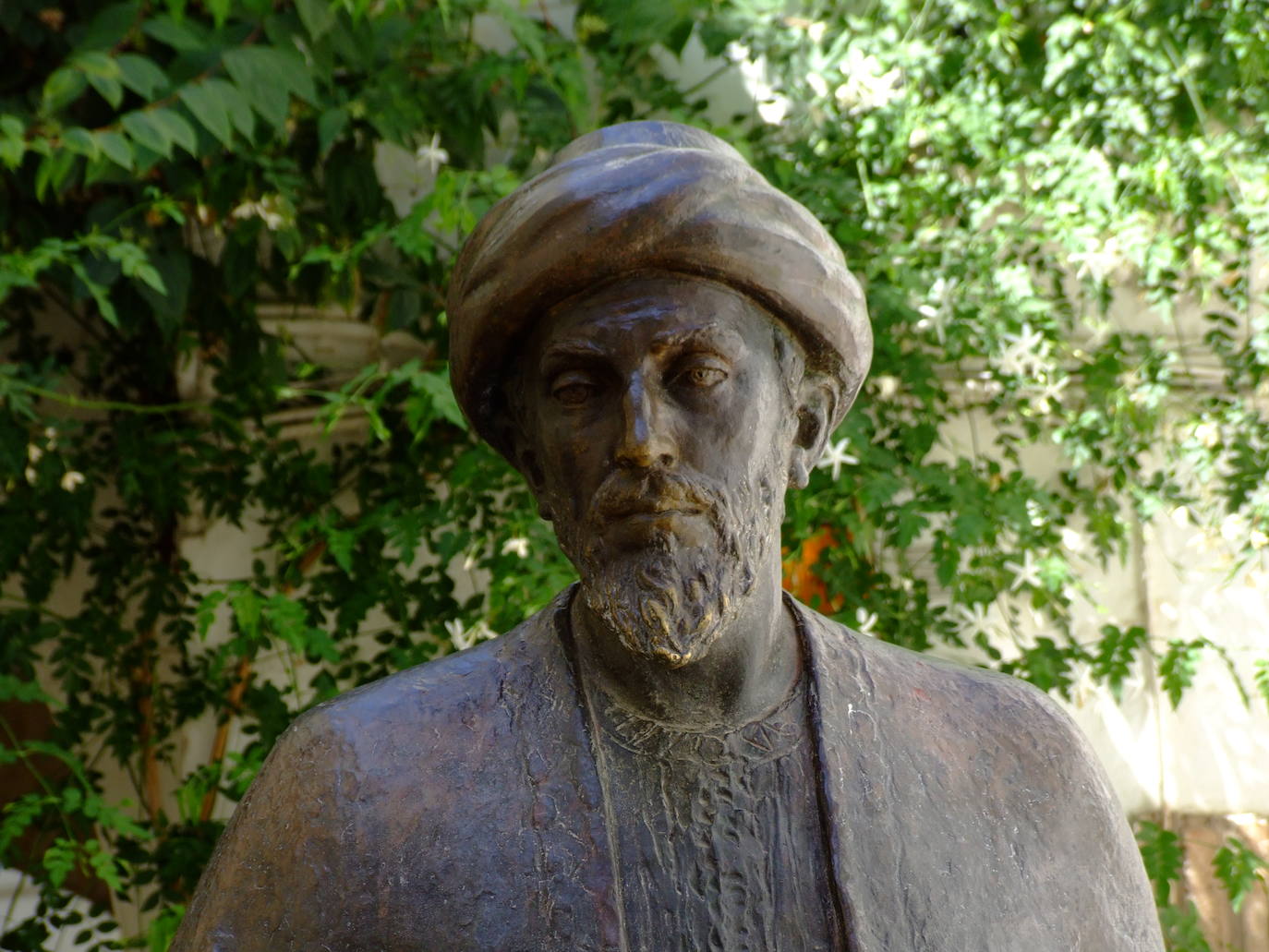 13.- Escultura de Moses Ben Maimónides (Córdoba) | Fue médico, rabino y teólogo, aunque será reconocido posteriormente por ser uno de los principales filósofos de la época. Nació en Córdoba, en el año 1135.