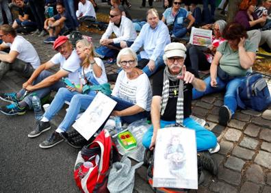 Imagen secundaria 1 - La policía dispersa a casi 40.000 neonazis y negacionistas en Berlín