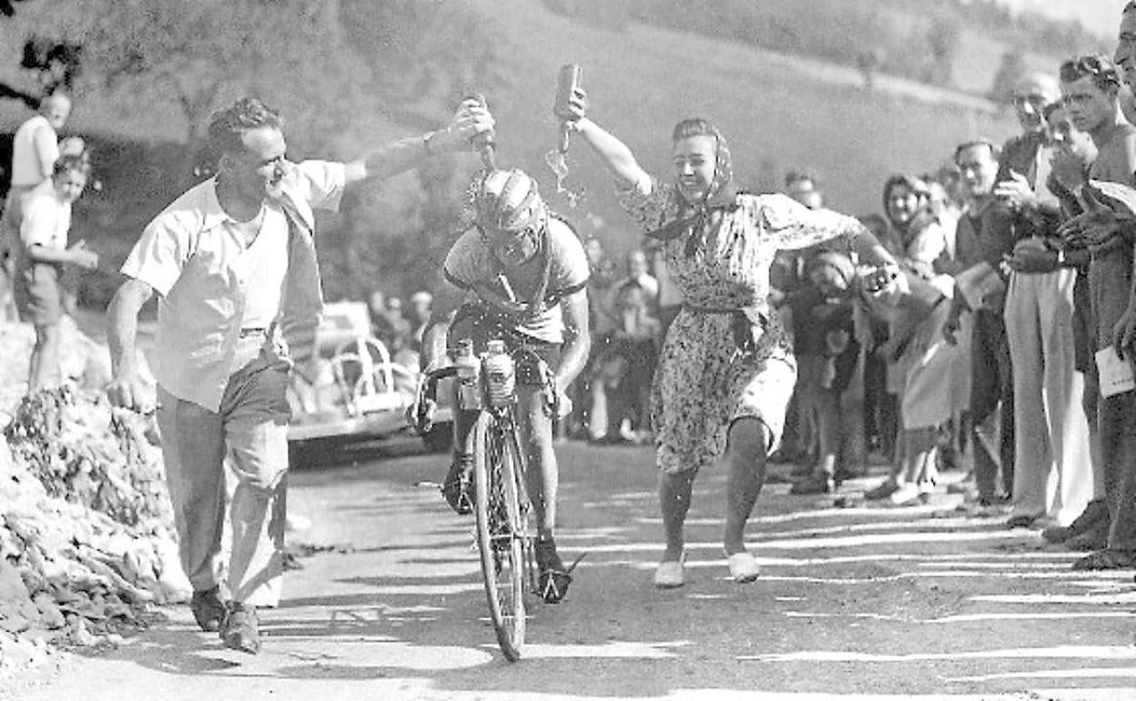 Jean Robic, ganador del Tour de 1947, remojado por dos aficionados. 
