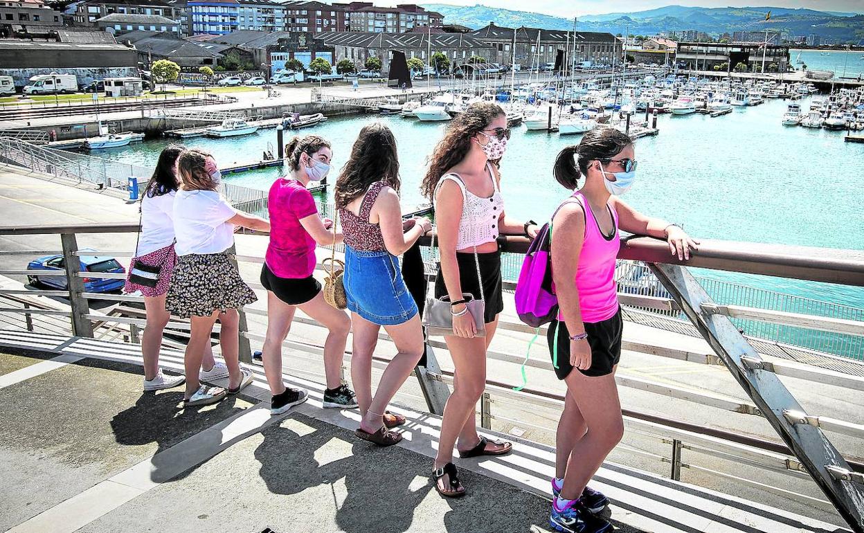 En cuadrilla. Aiora (de rosa) y sus amigas contemplan el puerto desde el mirador. 