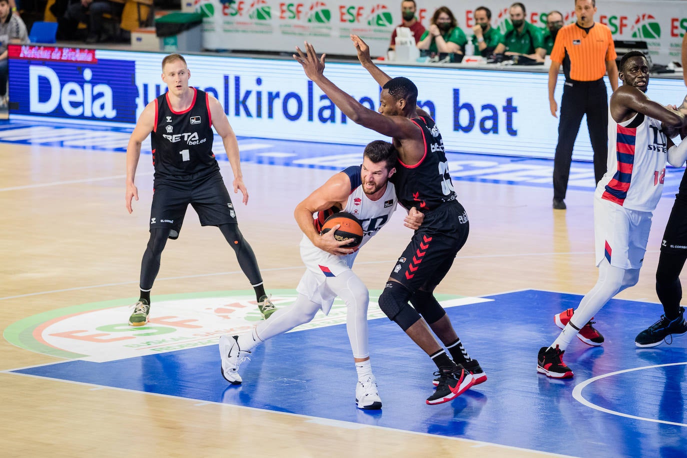 Fotos: Las mejores imágenes del Baskonia - Bilbao Basket de la Euskal Kopa