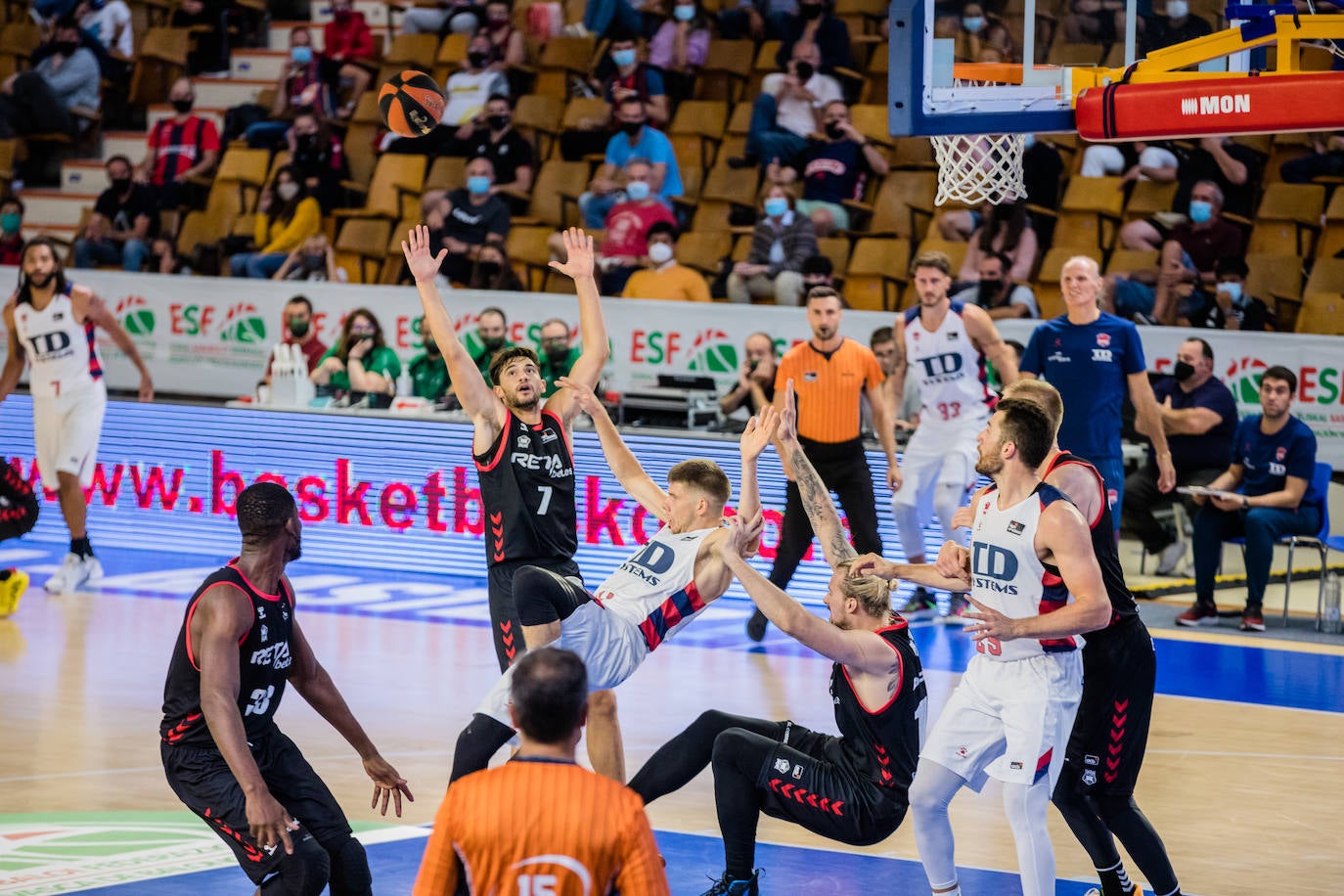 Fotos: Las mejores imágenes del Baskonia - Bilbao Basket de la Euskal Kopa