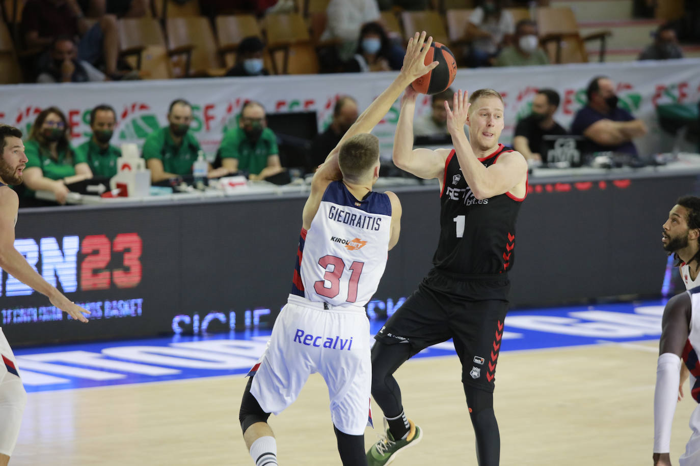 Fotos: Las mejores imágenes del Baskonia - Bilbao Basket de la Euskal Kopa