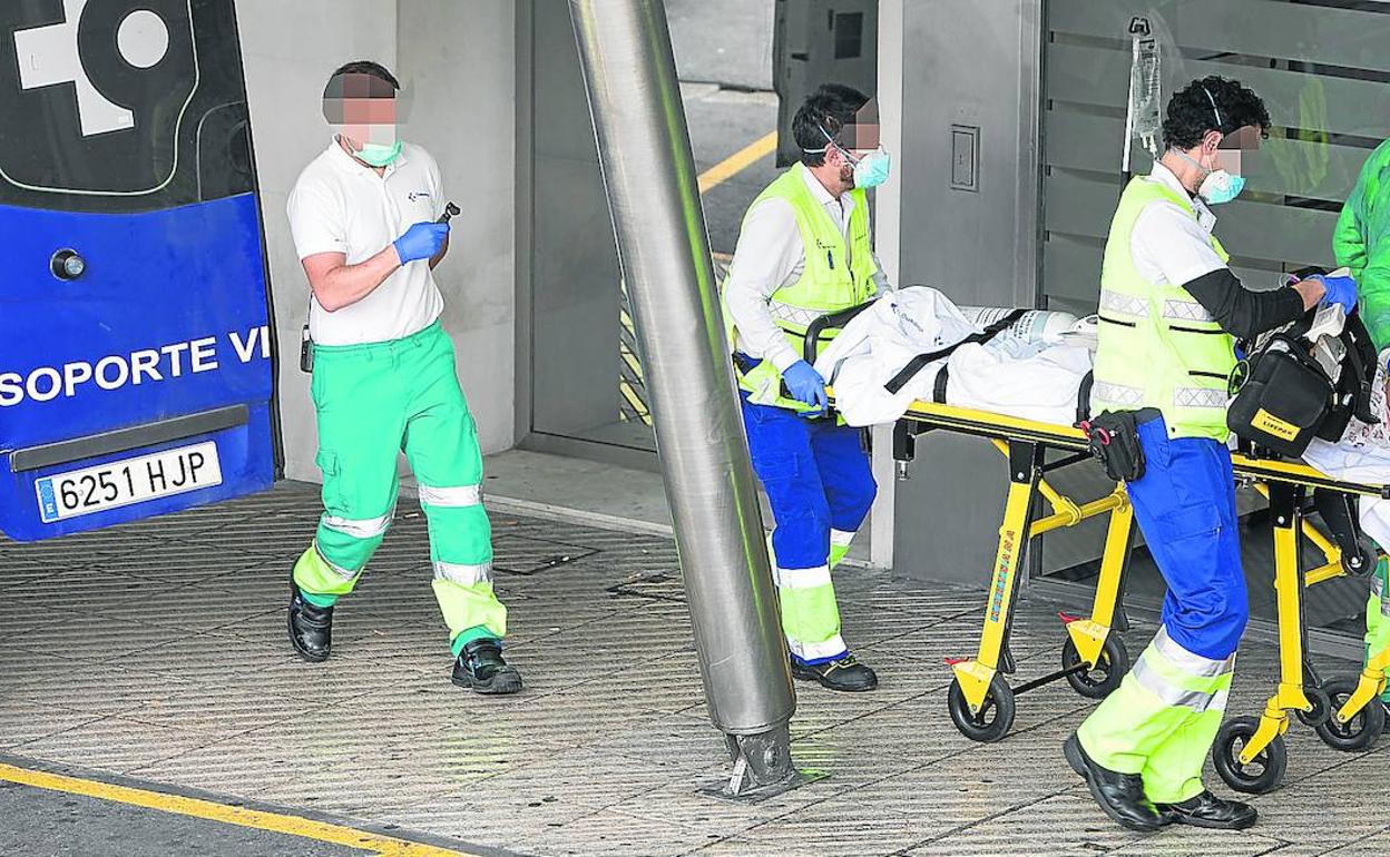 Un equipo de sanitarios traslada a un enfermo a las urgencias del hospital de Cruces. 