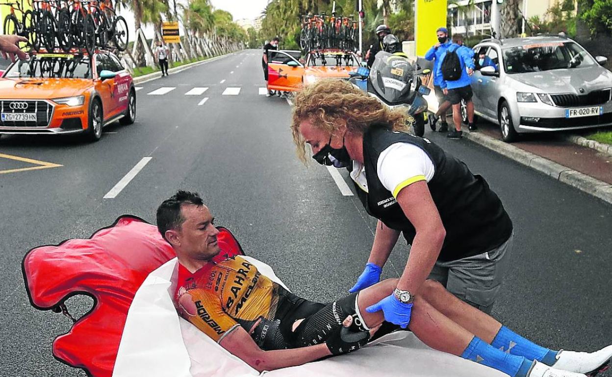 Rafa Valls, en camilla para ser trasladado al hospital.