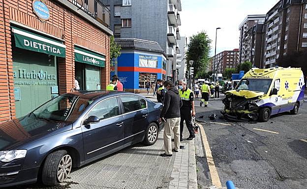 Un accidente entre una ambulancia y un coche en San Ignacio deja tres heridos leves