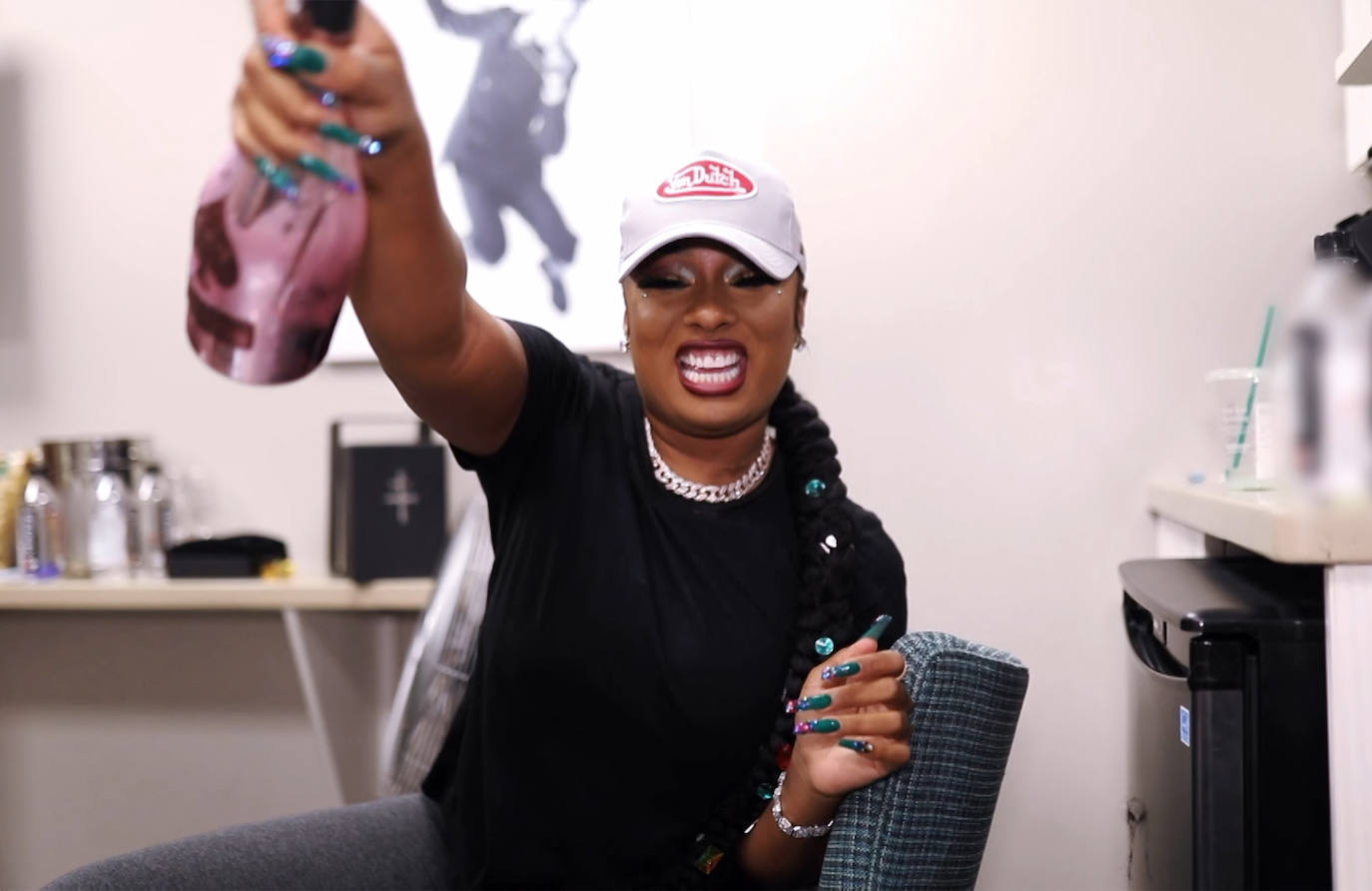 La rapera Megan Thee Stallion recibe el premio a 'Mejor Hip Hop' en la ceremonia de entrega de los MTV Video Music Awards (VMA) 2020, en Nueva York (EE.UU)