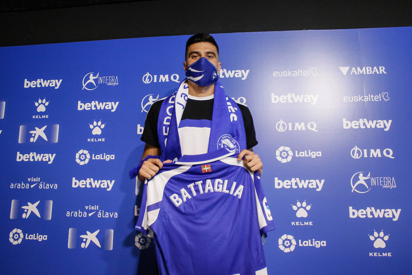 Battaglia, durante su presentación con el Alavés. 