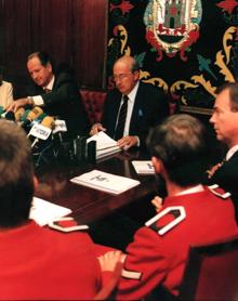 Imagen secundaria 2 - El nagusi Enrique Sarasa controla la salida de los ertzainas. Abajo, un Renault 19 por una calle de Vitoria. Y Atutxa y Cuerda en un acto de promoción del despliegue. 