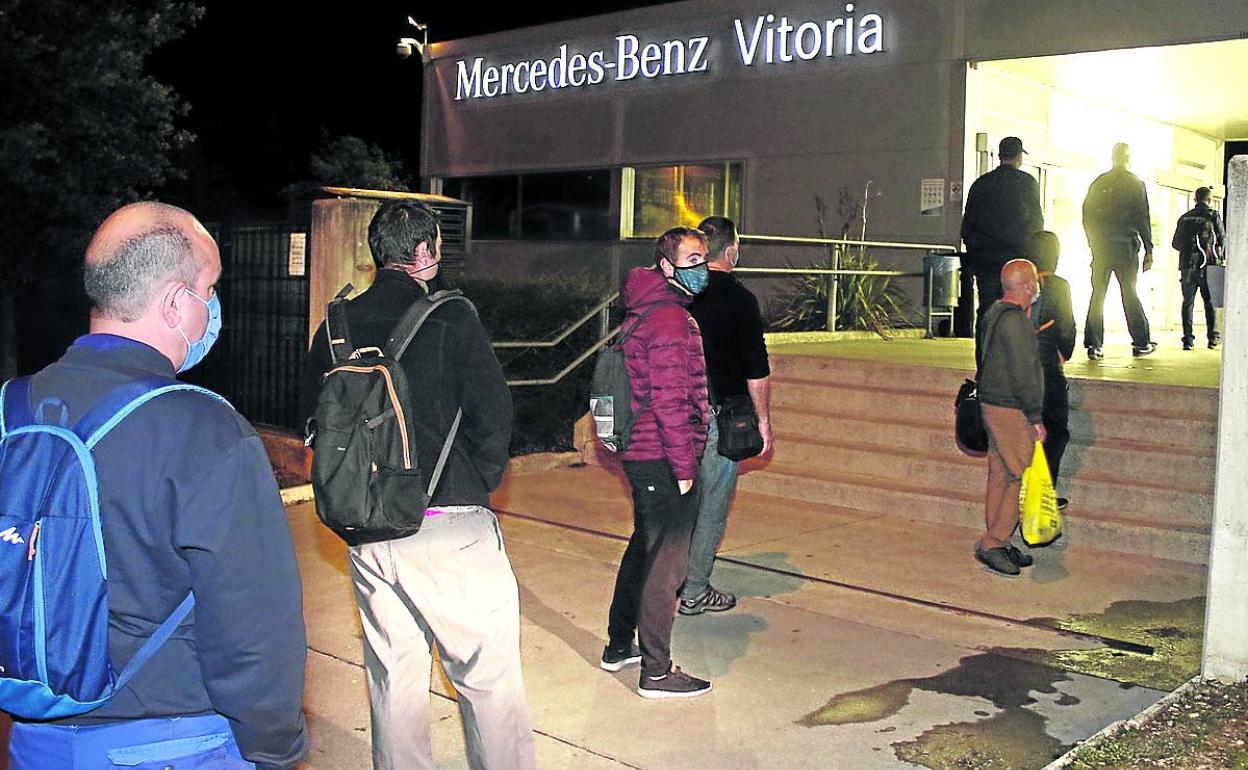Trabajadores de Mercedes Benz, ayer por la mañana en los accesos a la planta de Vitoria.