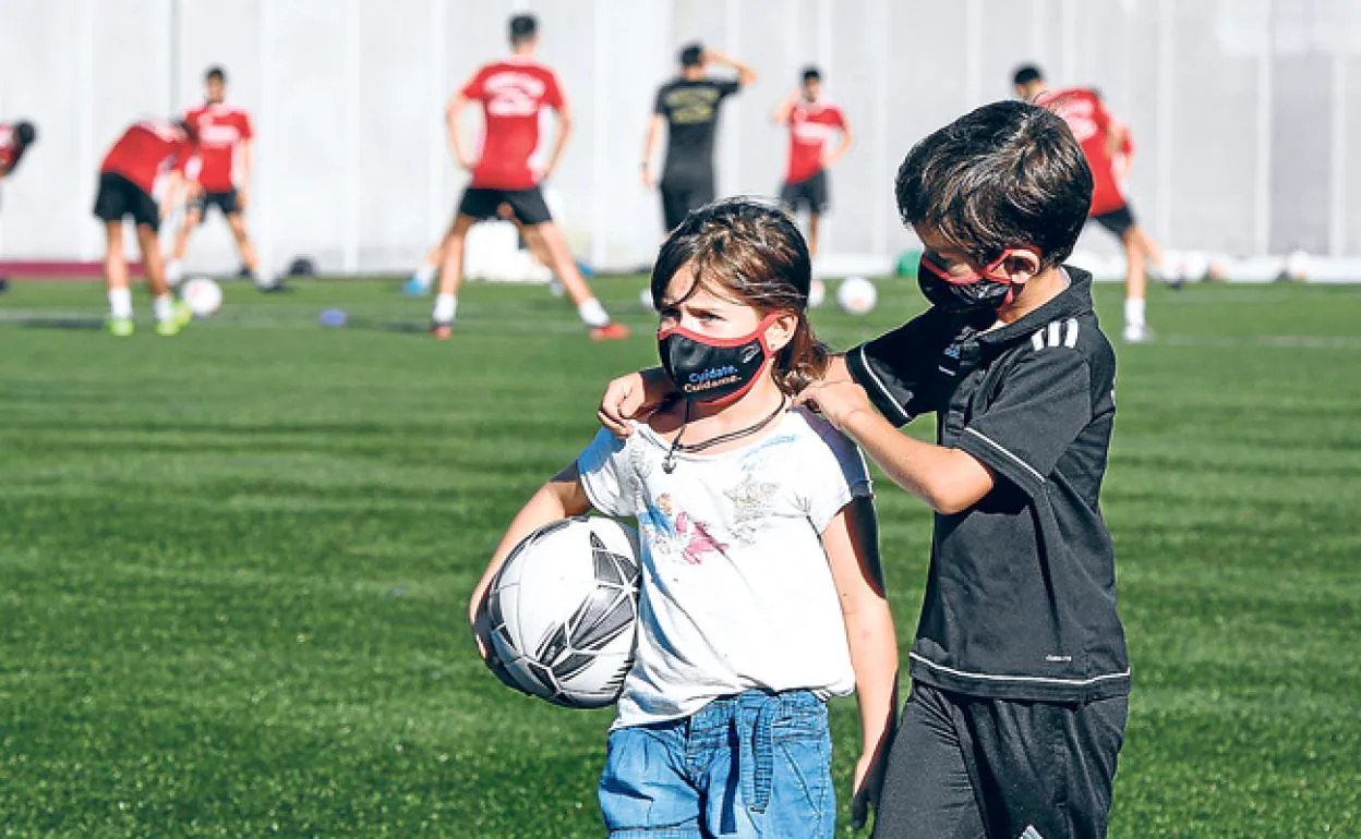 Aiala, de siete años, y su hermano Ander, de nueve, entusiastas del fútbol, no podrán empezar a entrenar.