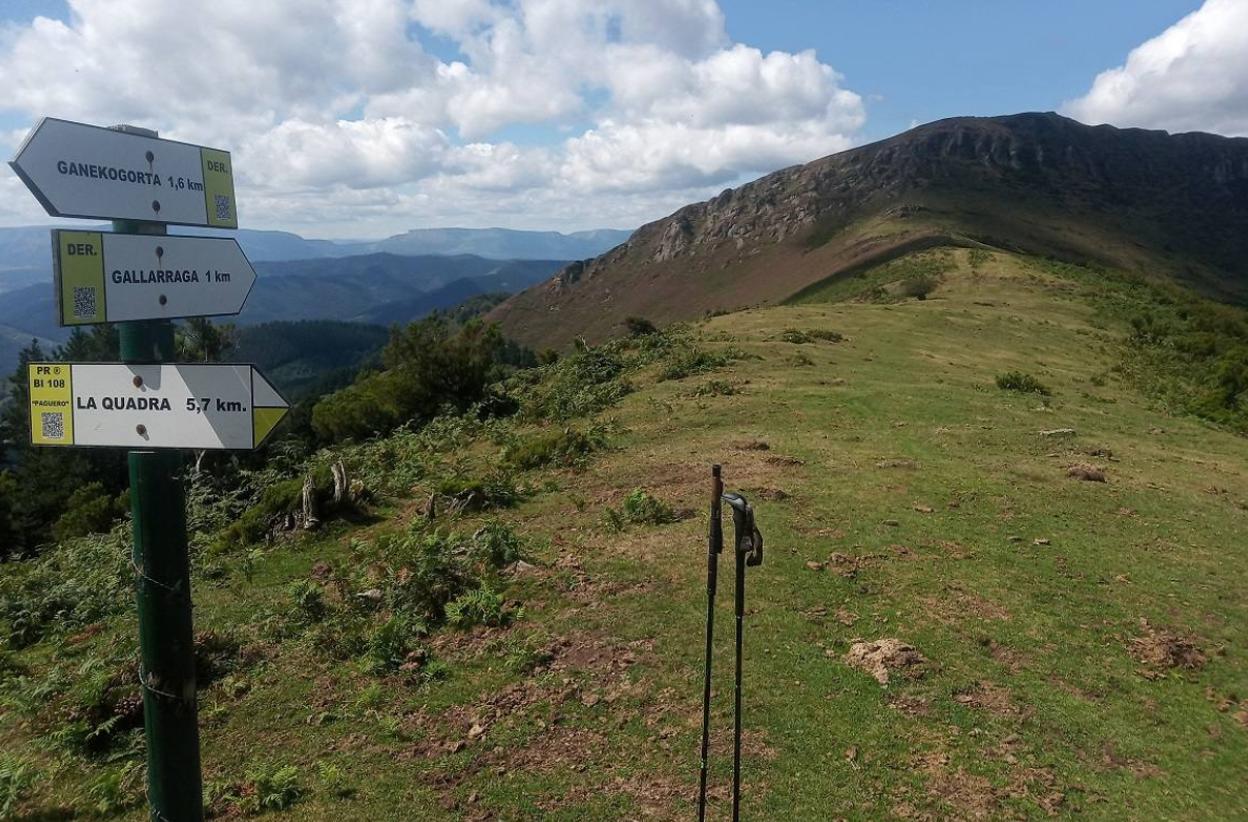 Señales indicativas en el cordal del Ganekogorta.