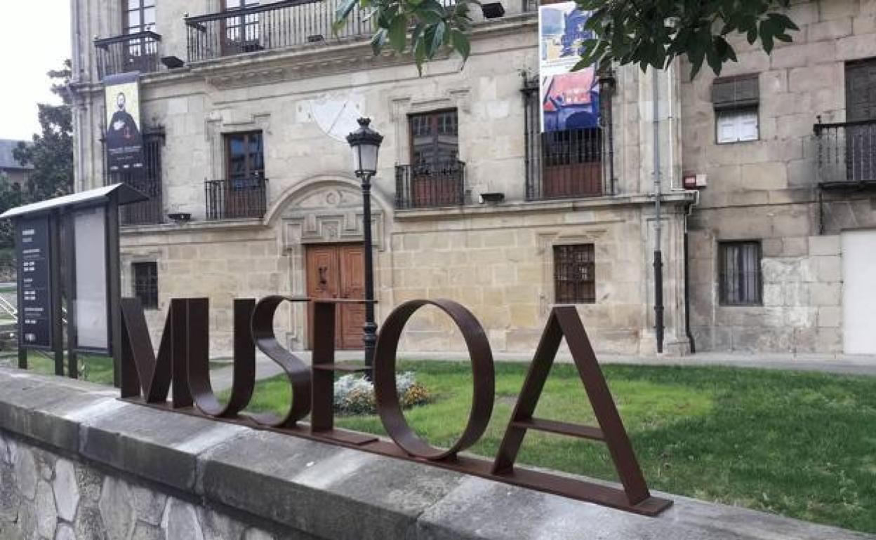 Exterior del Palacio de Etxezarreta que alberga el Museo de Arte e Historia de Durango. / 