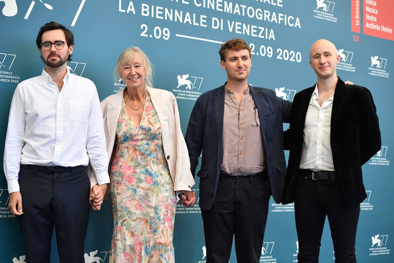 La viuda del difunto director británico Luke Holland, Yvonne Hennessy, sus hijos Zefi Hennessy Holland y Hugh Hennessy Holland, y el productor ejecutivo Sam Pope 