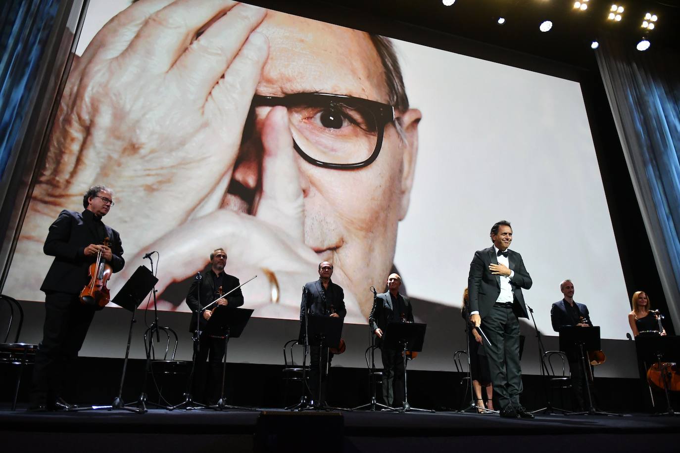 El compositor y director de orquesta italiano Andrea Morricone, agradece los aplausos después de dirigir el conjunto de cuerdas "Roma Sinfonietta" interpretando "Deborah's Theme" de su padre, la banda sonora del difunto compositor italiano Ennio Morricone "Once Upon A Time in America"