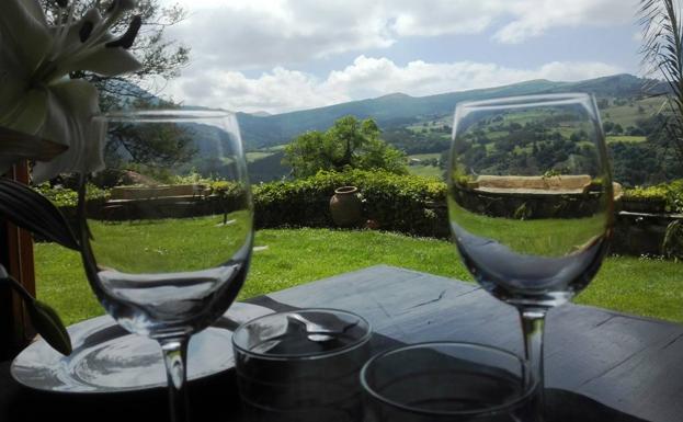 El comedor de Gailurretan se abre a prados y montes.