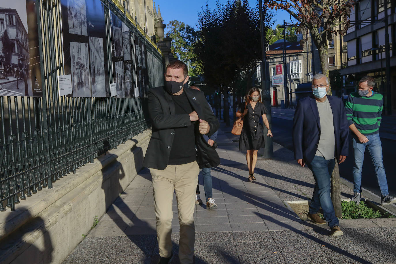 Otegi, a su llegada al pleno de investidura en el Parlamento vasco.