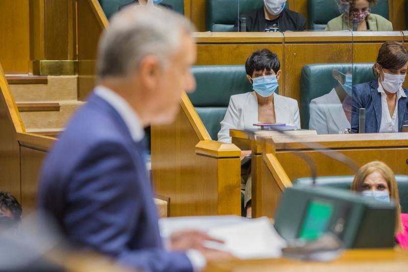 Intervención de Urkullu ante la atenta mirada de Iriarte.