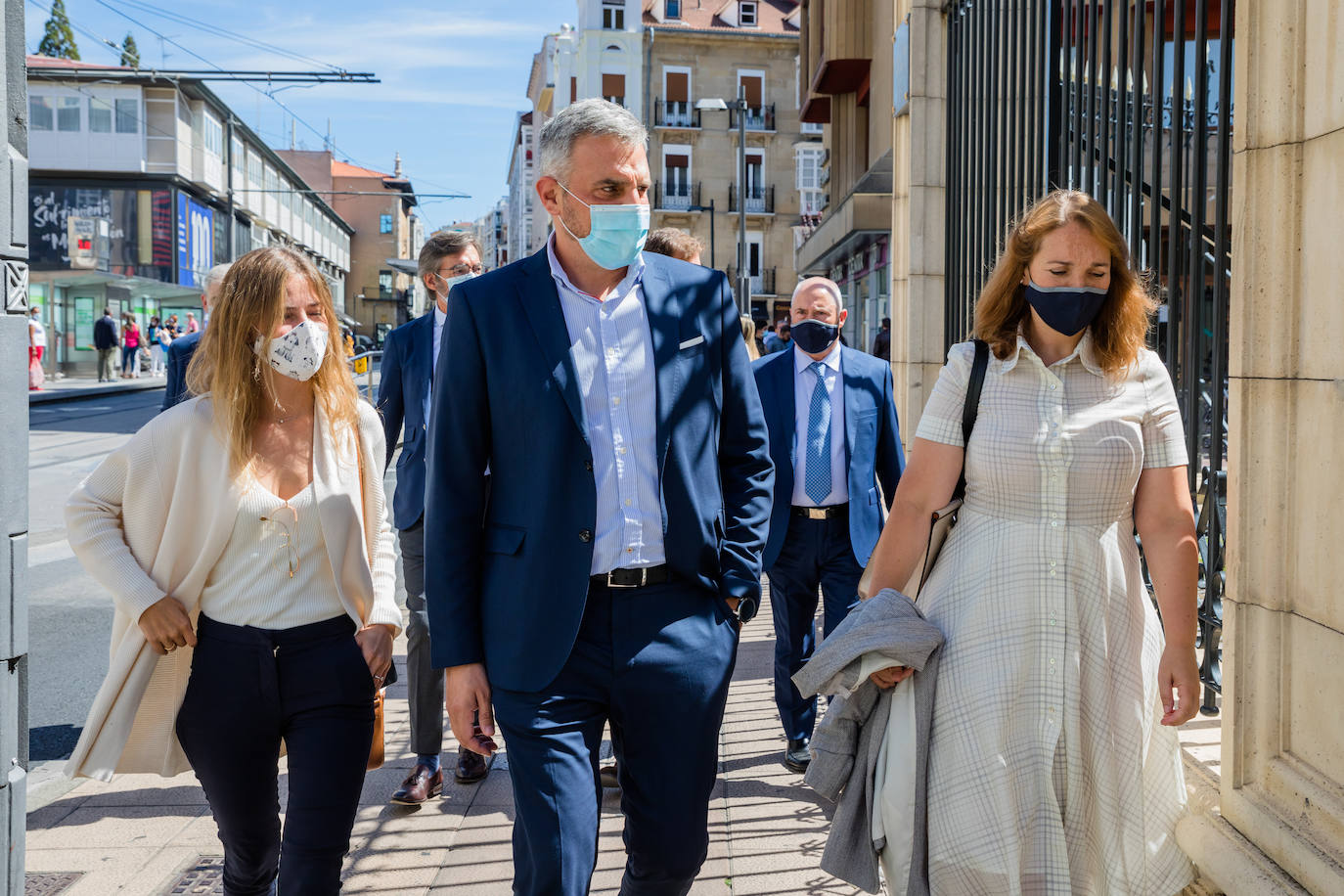 A la izquierda, Beatriz Fanjul a la entrada del Parlamento.