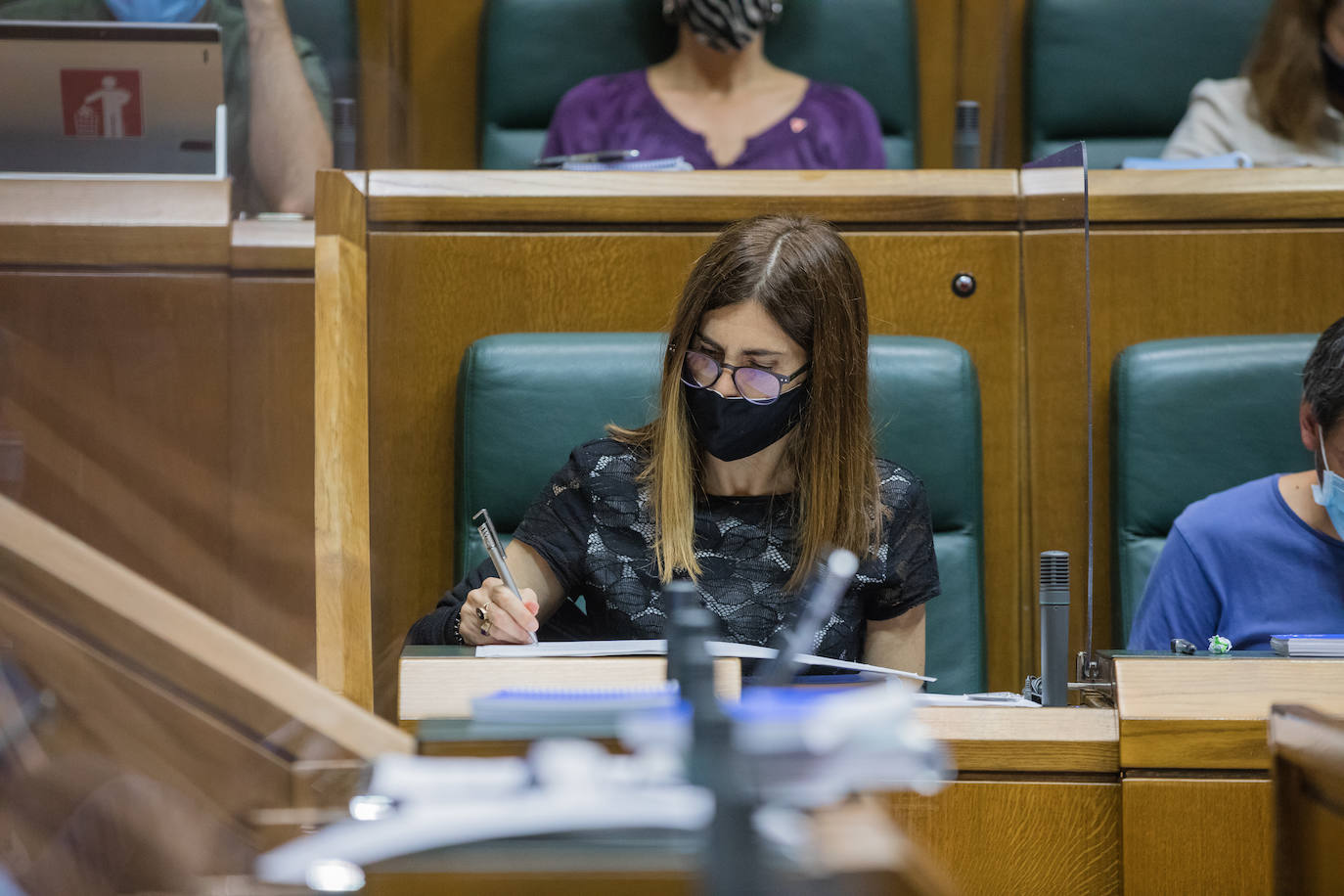 La portavoz del Grupo Elkarrekin Podemos-Ezker Anitza en el Parlamento vasco, Miren Gorrotxategi, toma notas durante el pleno.