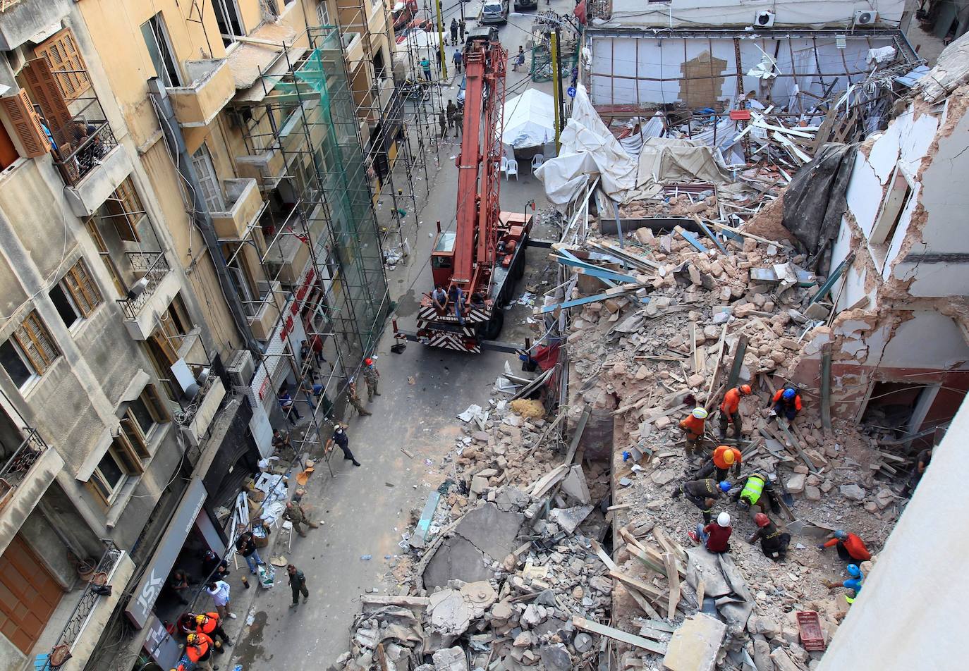 Fotos: Equipo de rescate busca entre los escombros sobrevivientes en Beirut