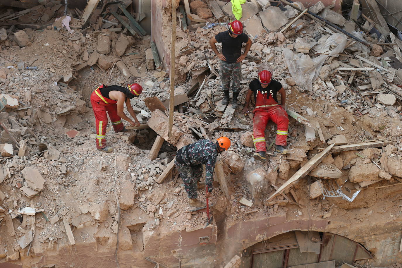 Fotos: Equipo de rescate busca entre los escombros sobrevivientes en Beirut