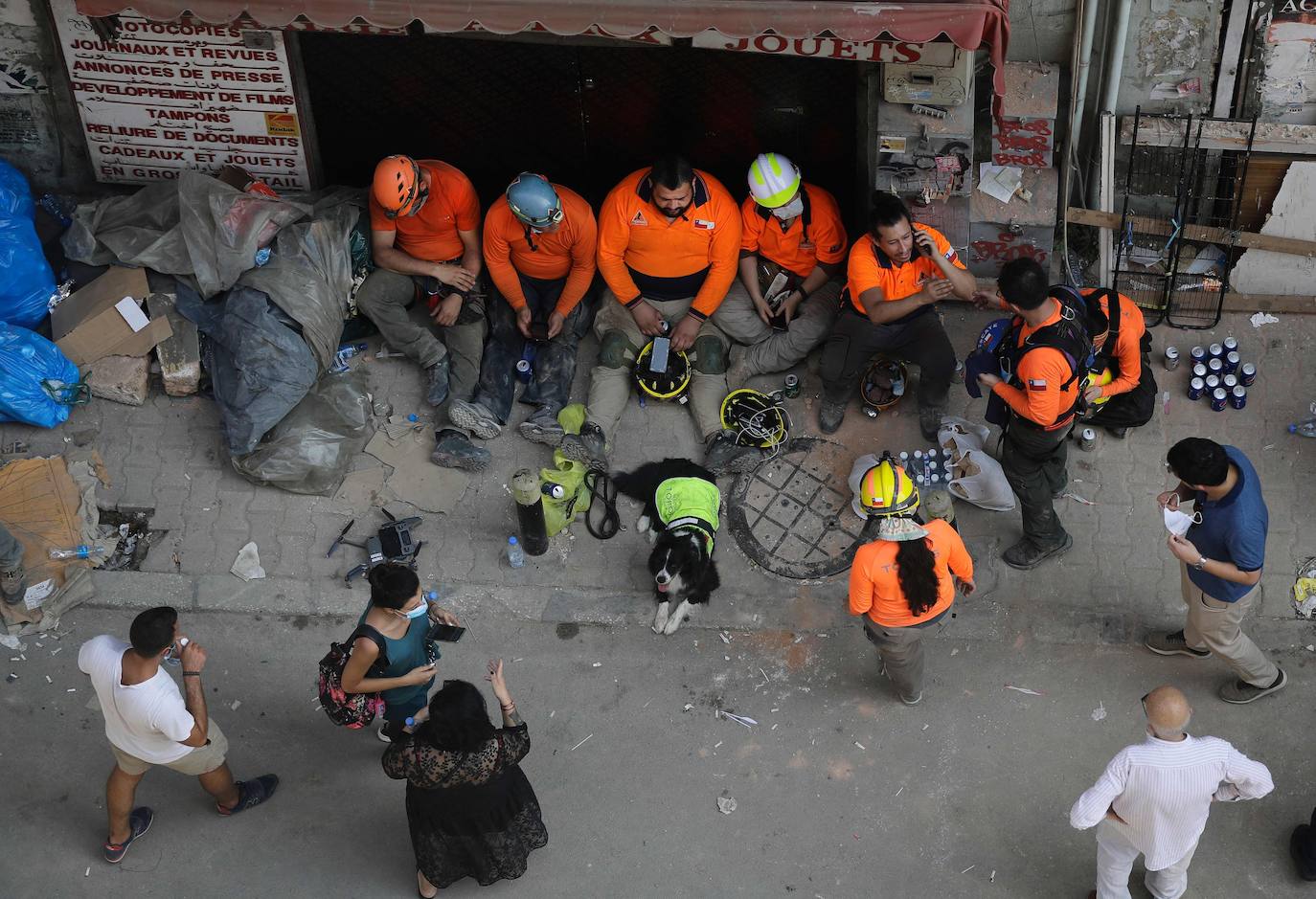Fotos: Equipo de rescate busca entre los escombros sobrevivientes en Beirut