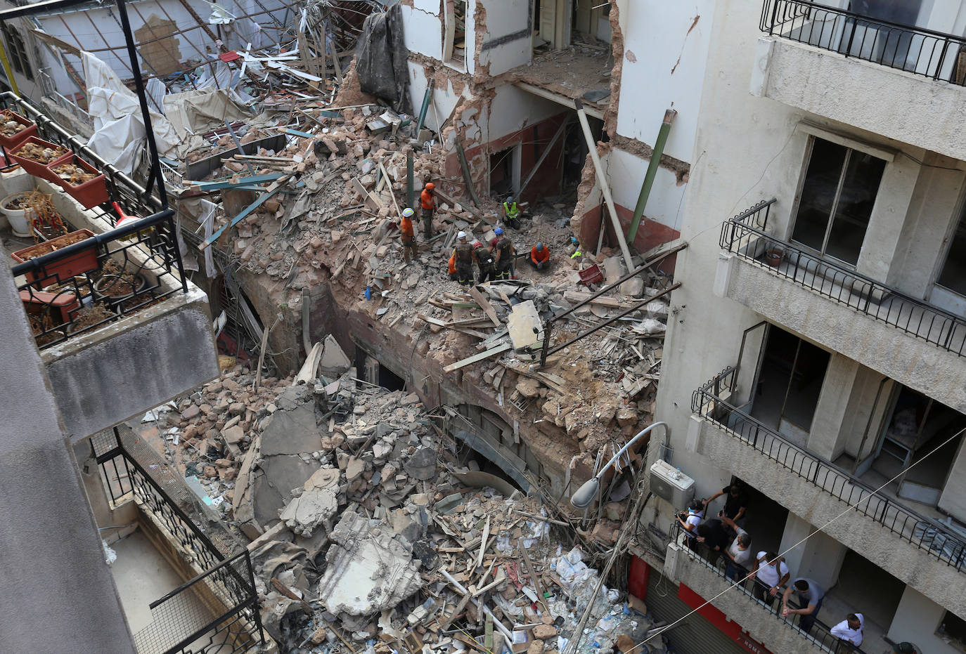 Fotos: Equipo de rescate busca entre los escombros sobrevivientes en Beirut